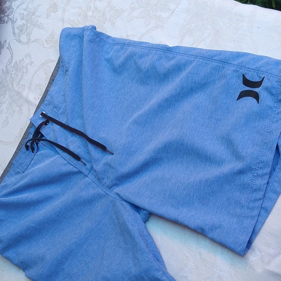 Size 30: Hurley Shorts - Picture 8 of 8